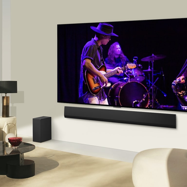 LG Soundbar i LG TV współgrają w nowoczesnym salonie, prezentując muzyczną wydajność.