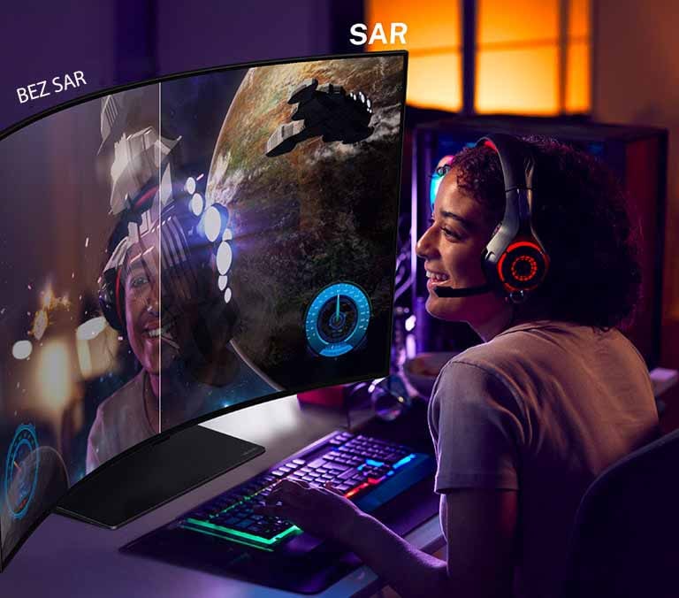 Zdjęcie osoby grającej w grę na telewizorze LG OLED Flex. Po prawej stronie ekranu widać efekt działania technologii SAR, dzięki czemu widoczna jest tylko grafika gry. Po lewej stronie ekranu, bez technologii SAR, widać odbicie twarzy gracza.