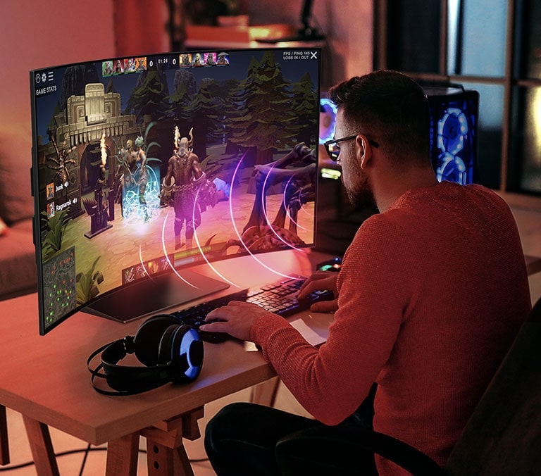 Zdjęcie mężczyzny grającego w grę na telewizorze LG OLED Flex. Wokół jego ust są pokazane chmurki dźwięku przedstawiające mowę.