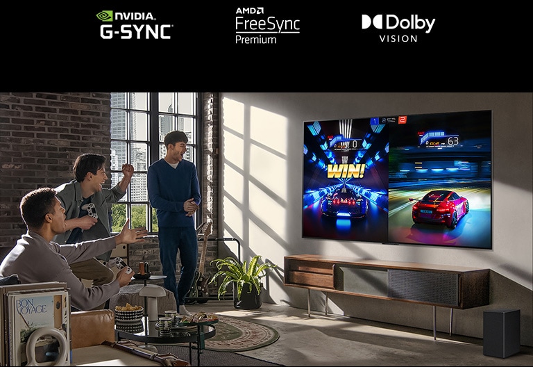 Zdjęcie trzech mężczyzn grających w grę wyścigową na telewizorze LG OLED w nowoczesnym mieszkaniu miejskim.