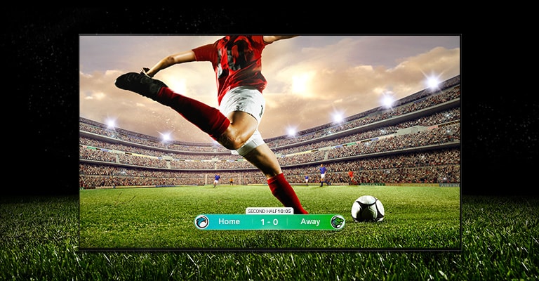 Zdjęcie ekranu przedstawiające grę piłkarską z graczem szykującym się do kopnięcia piłki przez stadion. Na dole ekranu widać aktualną punktację. Zielona trawa boiska wychodzi poza ekran, na czarny cień.