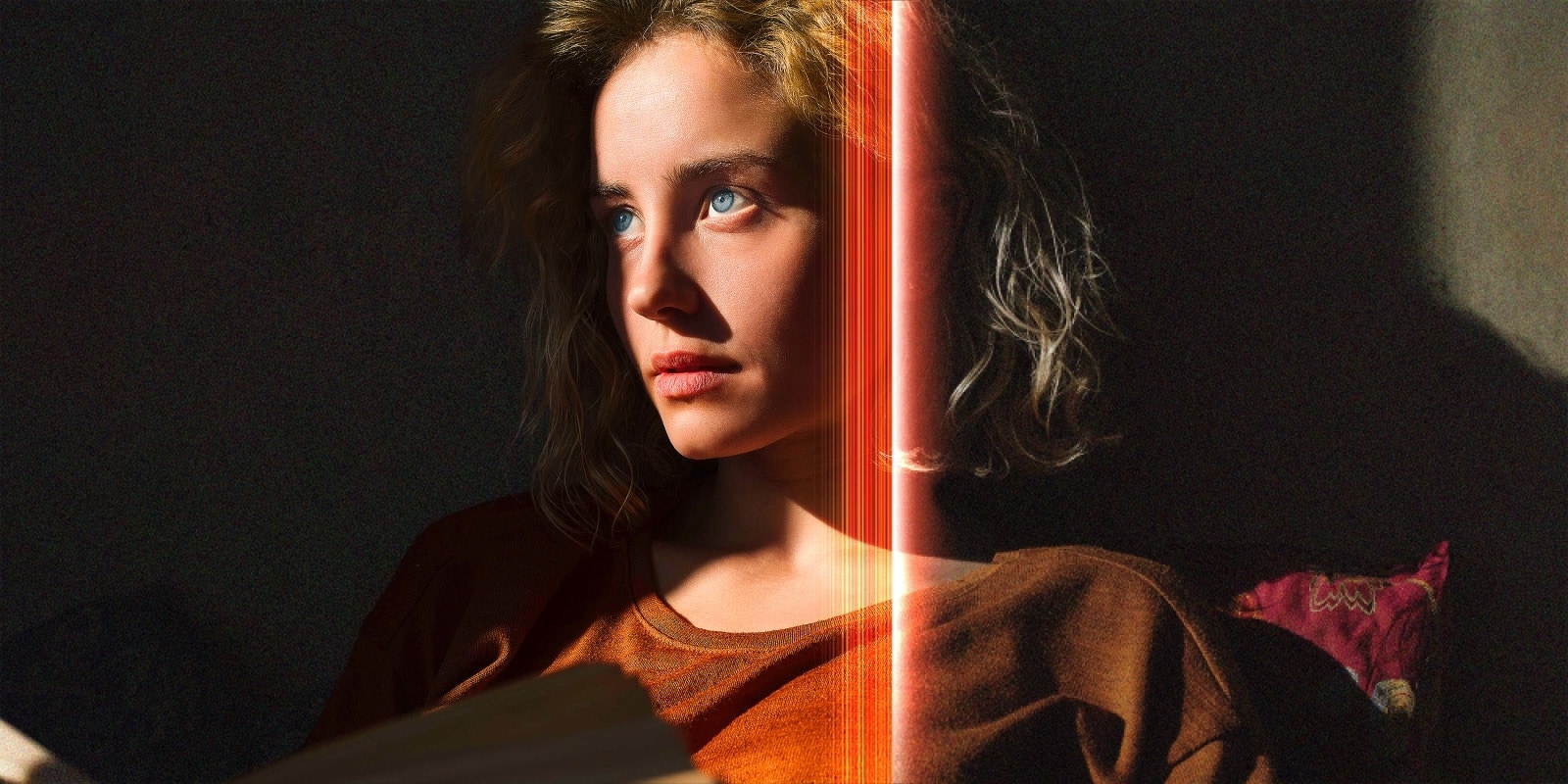 Una mujer con penetrantes ojos azules y un top naranja quemado en un espacio oscuro. Líneas rojas que representan refinamientos de IA cubren parte de su rostro, que es brillante y detallado, mientras que el resto de la imagen parece apagada.