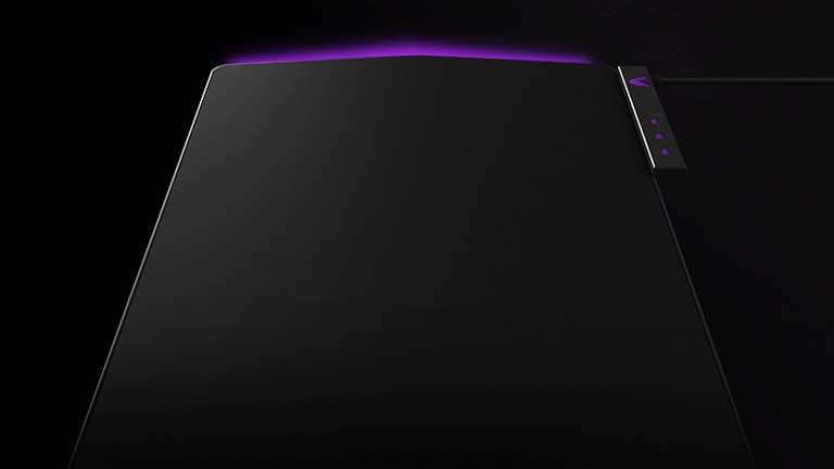 Podkładka gamingowa UltraGear ™ z fioletowym podświetleniem na czarnym tle.