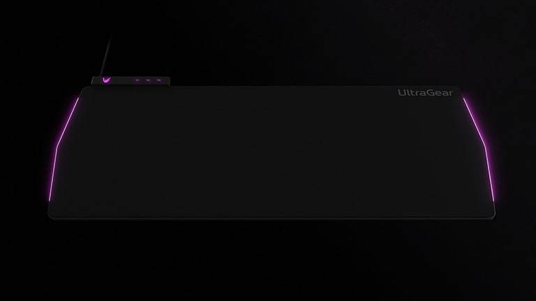 Podkładka gamingowa UltraGear ™ z fioletowym podświetleniem na czarnym tle.
