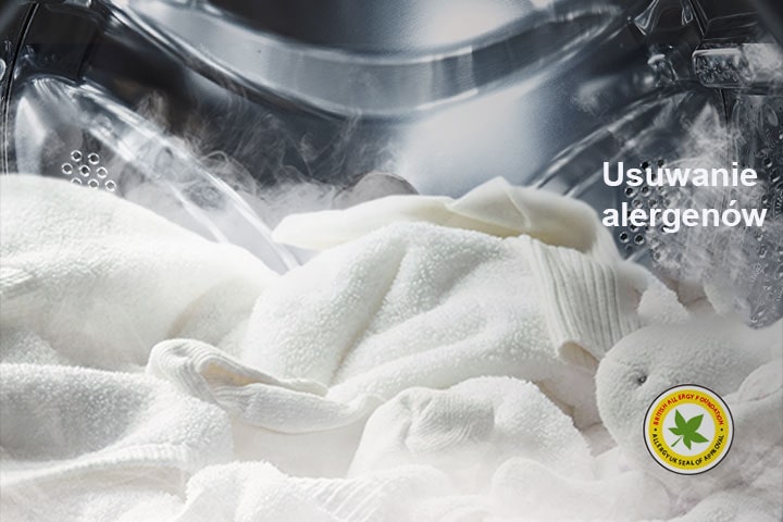 Pokazano miękki biały szlafrok i pluszowe zwierzę z parą w bębnie pralki.