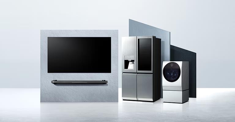 LG SIGNATURE OLED TV W, lodówka i pralka są umieszczone na wirtualnej przestrzeni.