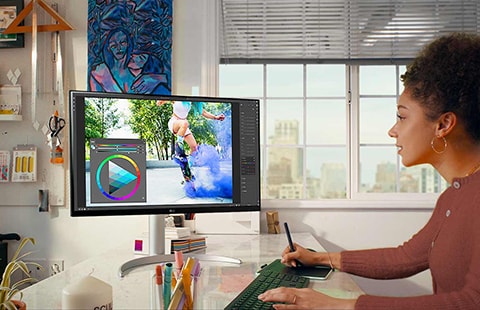 Na biurku znajduje się monitor UltraFine.