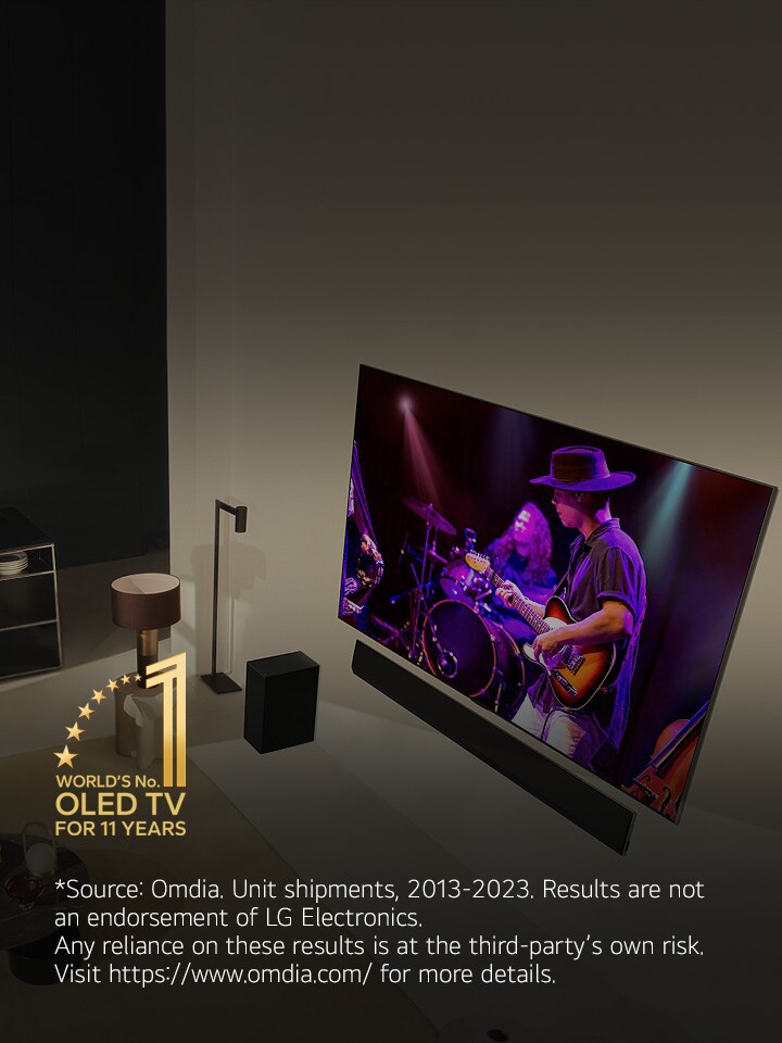 Widok z lotu ptaka na mężczyznę i kobietę oglądających koncert na dużym telewizorze OLED w nowoczesnym apartamencie. Na obrazie znajduje się emblemat „Najlepszy na świecie telewizor OLED od 11 lat”. Zastrzeżenie brzmi następująco: „Źródło: Omdia. Wysyłki urządzeń, 2013–2023. Wyniki nie stanowią poparcia dla LG Electronics. Strona trzecia polega na wynikach na własne ryzyko. Odwiedź stronę https://www.omdia.com/, aby uzyskać więcej informacji”.