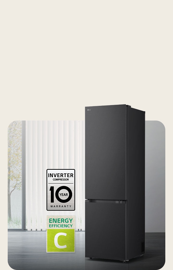 Vooraanzicht van matzwarte LG-bodemvriezer (GBBS726CEV) in een heldere ruimte met verticale lamellen met eronder 10 jaar compressorgarantie- en Energie-efficiëntie A-pictogrammen