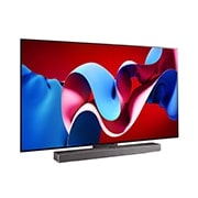 Vista lateral direita ligeiramente inclinada da LG OLED evo TV, OLED C4 com uma LG Soundbar abaixo