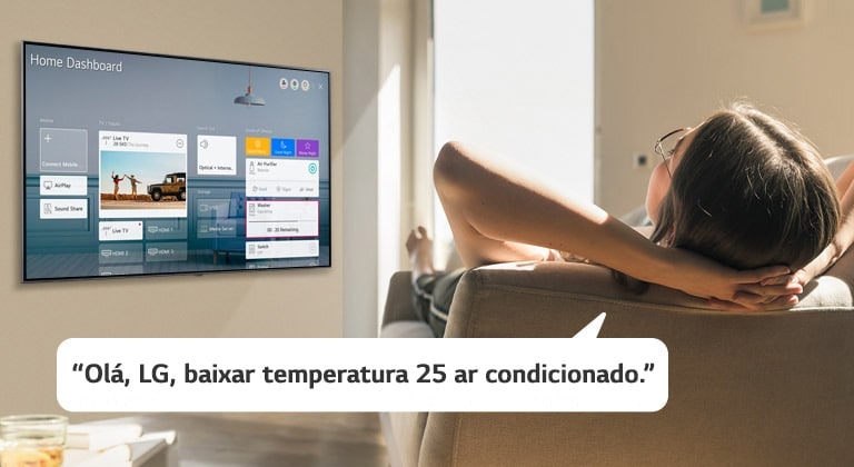 Mulher deitada no sofá a dizer à televisão para baixar a temperatura com o Home Dashboard no ecrã de televisão