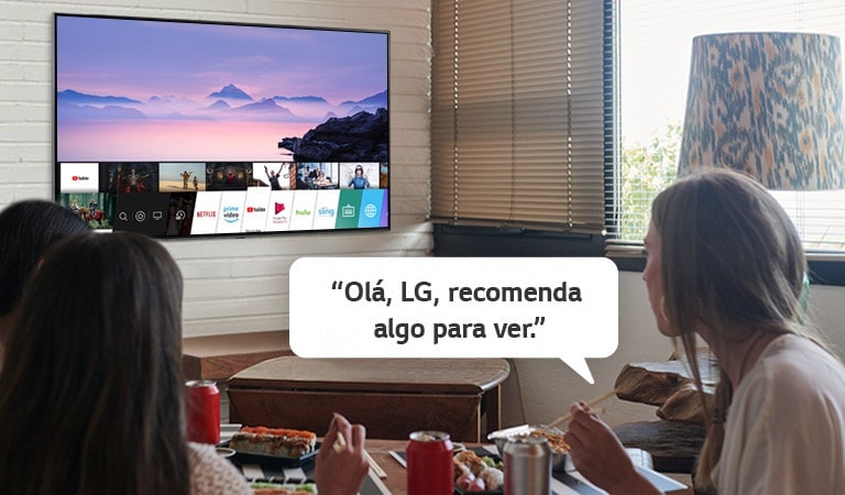 Três mulheres a comer sushi enquanto uma delas pede à televisão LG que recomende o que devem ver