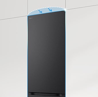 Frigorífico de porta plana integrado nos armários da cozinha, complementando o visual ininterrupto