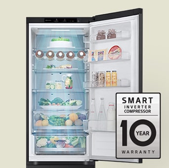 Frigorífico cheio de alimentos frescos com porta aberta e etiqueta de garantia de 10 anos do compressor com inversor inteligente.