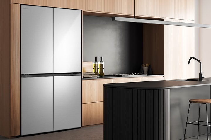 Interior de cozinha moderno com o frigorífico.