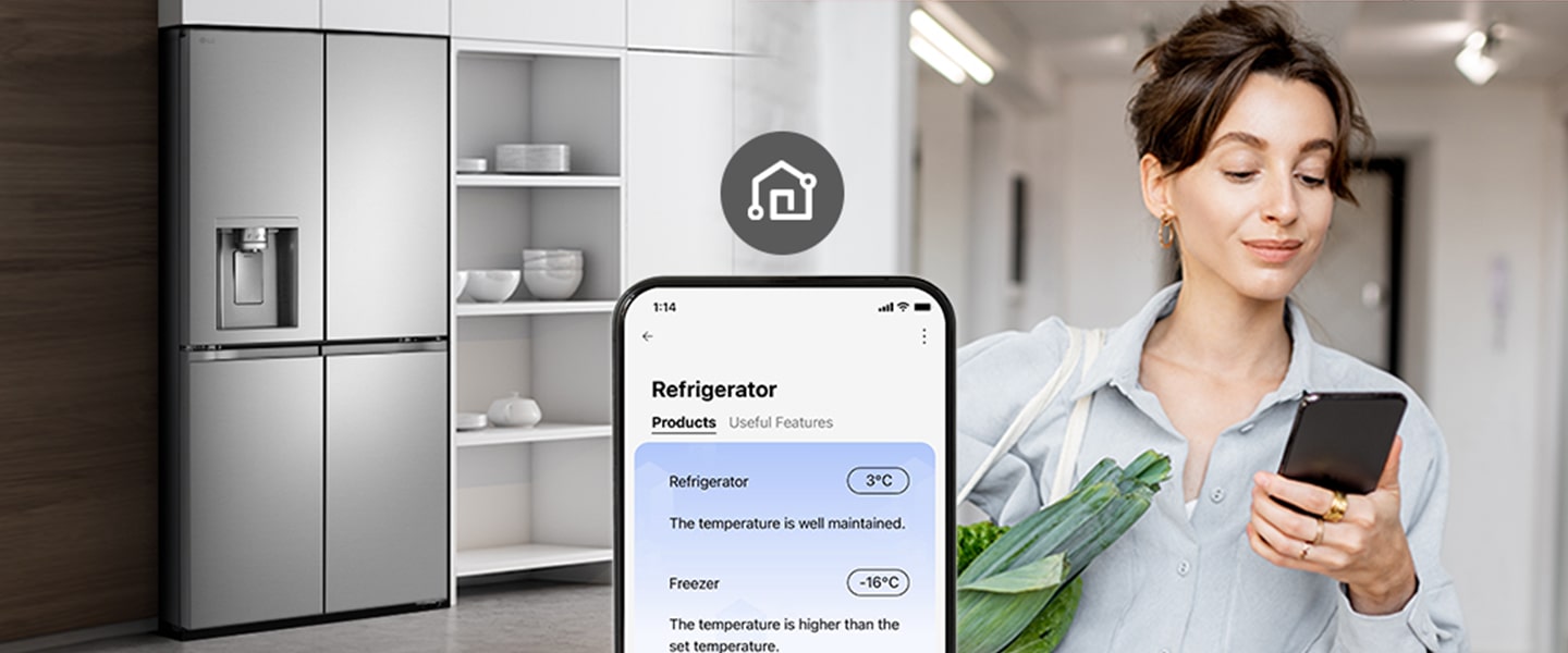 A imagem da direita mostra uma mulher com um cesto de compras a olhar para o telemóvel. A imagem da esquerda mostra a vista frontal do frigorífico. No centro das imagens está um ícone para mostrar a conectividade entre o telefone e o frigorífico.