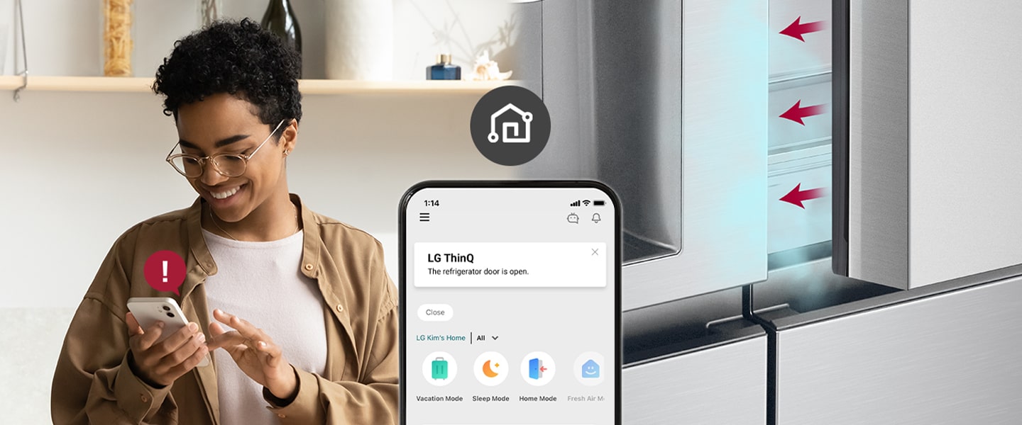A imagem da esquerda mostra a mulher a olhar para o smartphone. A imagem da direita mostra que a porta do frigorífico foi deixada aberta. No primeiro plano das duas imagens está o ecrã do telefone que mostra as notificações da aplicação ThinQ e o ícone de Wi-Fi acima do telefone.