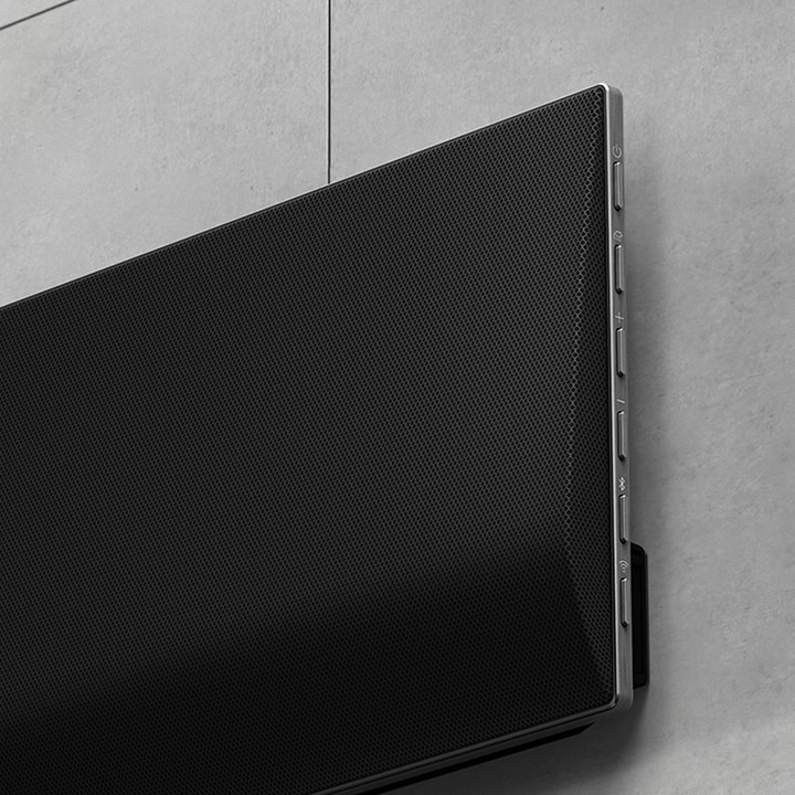 Uma imagem em grande plano da soundbar LG contra a parede.