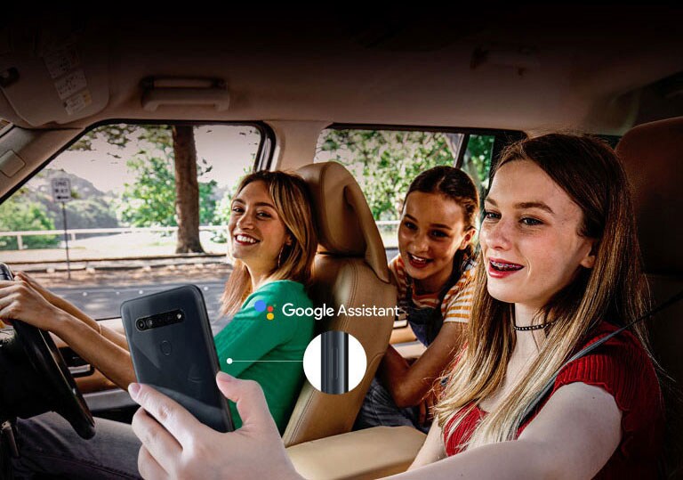 Mulher a pesquisar no smartphone dentro do automóvel com a função google assistant