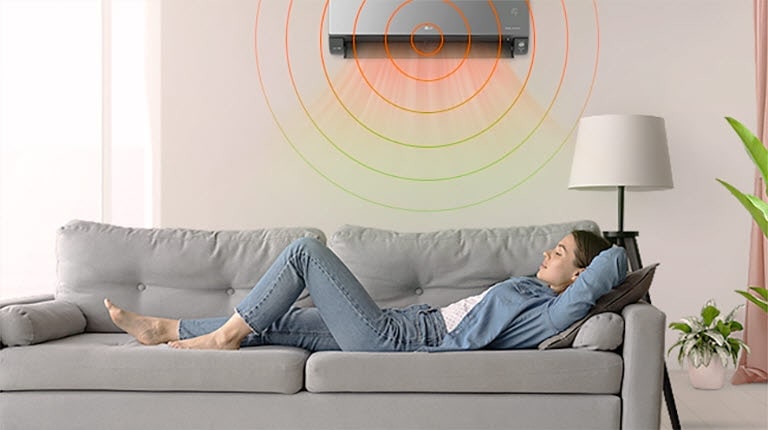 Vê-se o sensor do ar condicionado que deteta a temperatura do espaço interior, e por baixo, vê-se uma mulher deitada no sofá, a dormir confortavelmente.