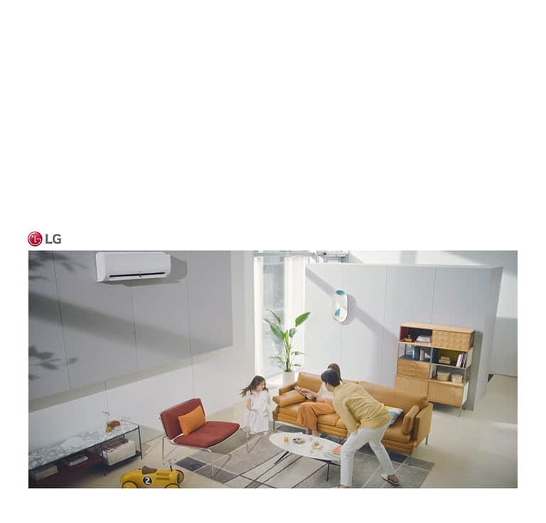Uma família brinca numa sala e o ar condicionado aparece no topo da imagem.