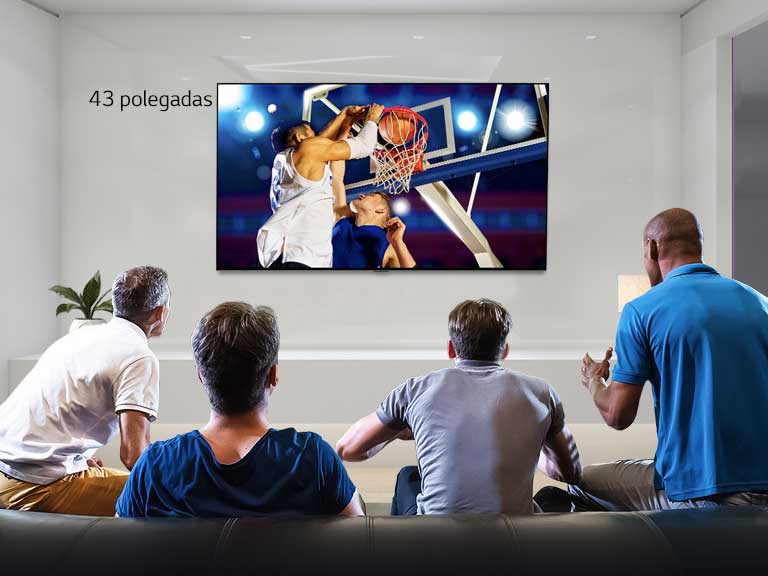 Vista traseira de uma TV montada na parede a reproduzir um jogo de basquetebol com quatro homens a assistir. O deslizar da esquerda para a direita mostra a diferença de tamanho entre um ecrã de 43 polegadas e de 86 polegadas.