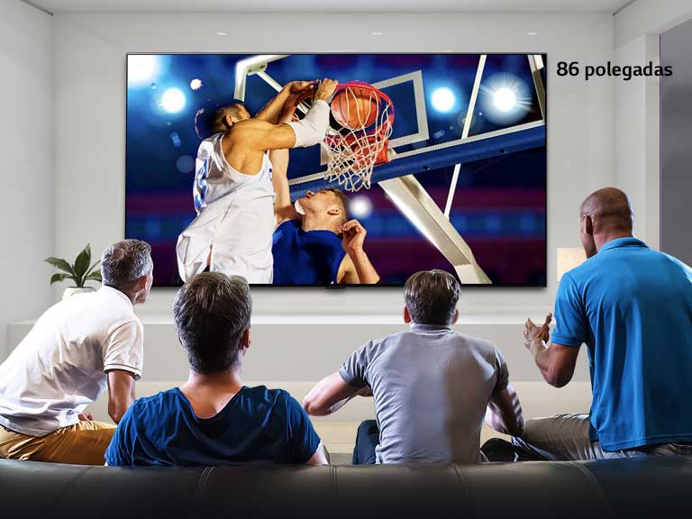 Vista traseira de uma TV montada na parede a reproduzir um jogo de basquetebol com quatro homens a assistir. O deslizar da esquerda para a direita mostra a diferença de tamanho entre um ecrã de 43 polegadas e de 86 polegadas.