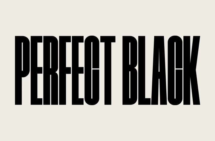 تظهر عبارة "لون أسود مثالي" باللون الأسود القاتم. ثم يظهر مشهد جبل أسود واضح ليغطي الحروف، ويكشف أيضًا عن قرية وكثبان رملية. تختفي النسخة السوداء خلف سماء سوداء.