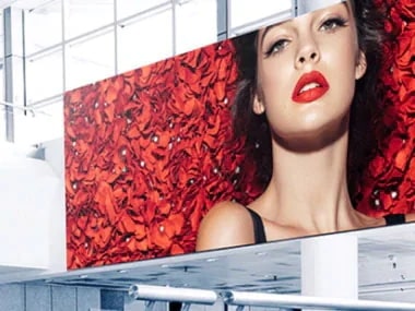 لافتة رقمية تُظهر امرأة محاطة ببتلات الزهور