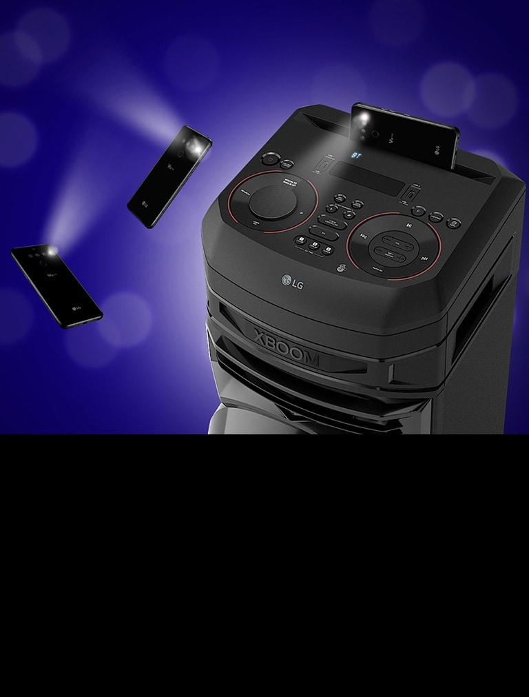منظر عن قرب للجزء العلوي من LG XBOOM. هاتفان ذكيان يومضان ويطفوان حول الجهاز.