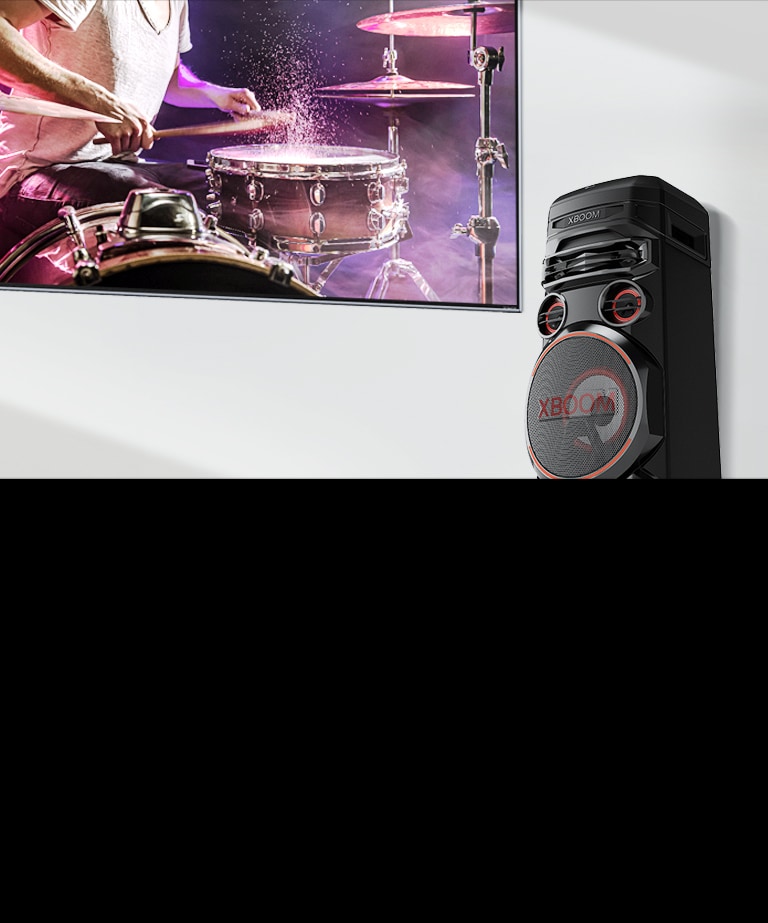 يظهر تلفزيون مركبًا على الحائط مع وجود LG XBOOM على يمينه.