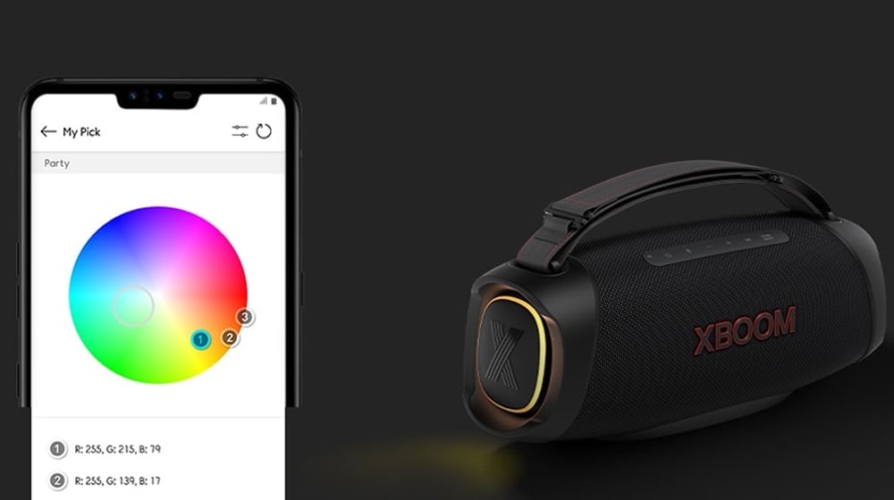 على اليسار، تظهر واجهة مستخدم My style. على الجانب الأيمن، جهاز LG XBOOM Go XG8T موضوع على الأرض مع إضاءة صفراء.