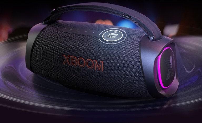 جهاز LG XBOOM Go XG8T موضوع على الطاولة. زر Sound Boost (تعزيز الصوت) مُكبَّر وتظهر مؤثرات الموجات الصوتية تحت مكبر الصوت.