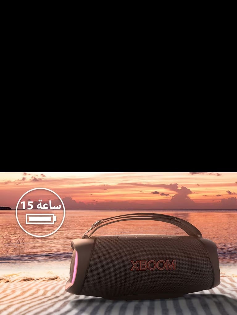 يوضع مكبر الصوت على منشفة شاطئ. أمام مكبر الصوت، يظهر شاطئ وقت الغروب لتوضيح إمكانية تشغيل مكبر الصوت هذا لوقت أطول.