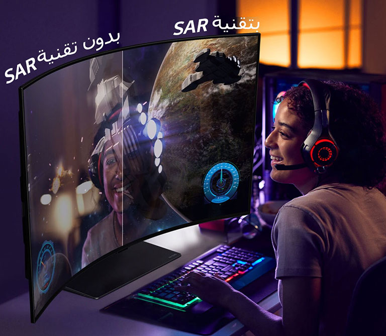 صورة لشخص يلعب على تلفزيون LG OLED Flex. الجانب الأيمن من الشاشة بتقنية SAR وتظهر به رسومات اللعبة فقط. والجانب الأيسر من الشاشة بدون تقنية SAR ويظهر به انعكاس لوجه اللاعب.