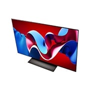 صورة بزاوية من الأسفل لتلفزيون LG OLED evo TV،‏ OLED C4