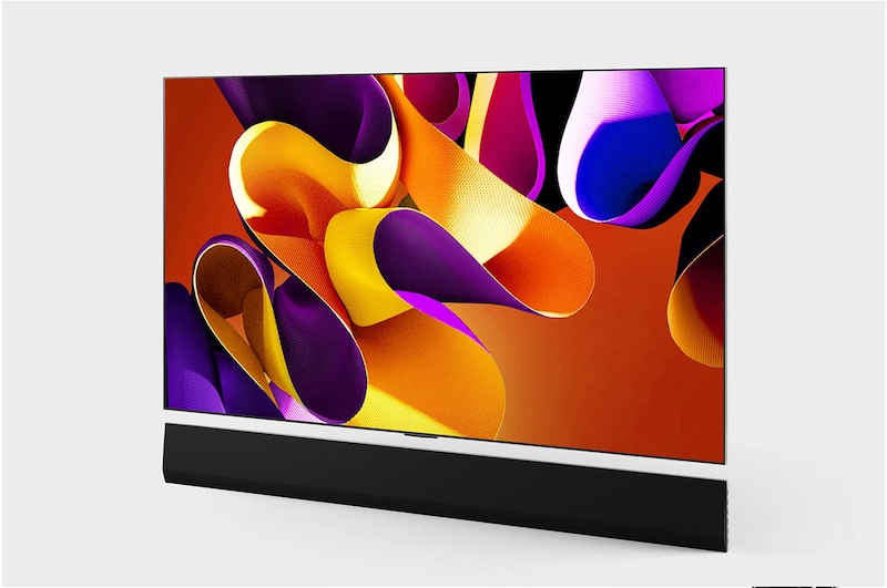صورة جانبية مائلة بزاوية لليسار لتلفزيون LG OLED evo TV، OLED G4 على الحائط مع مكبر الصوت Soundbar بالأسفل