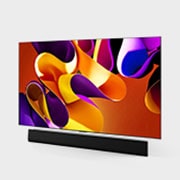 صورة جانبية مائلة بزاوية لليسار لتلفزيون LG OLED evo TV،‏ OLED G4 على الحائط مع مكبر الصوت Soundbar بالأسفل