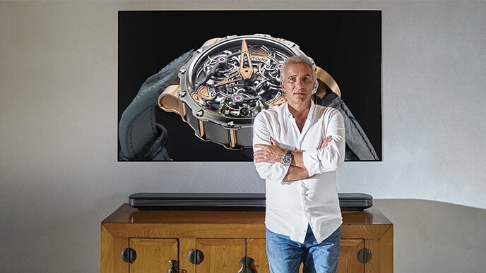 صانع الساعات أنطوان بريزيوسو يقف أمام تلفزيون LG SIGNATURE OLED TV W.