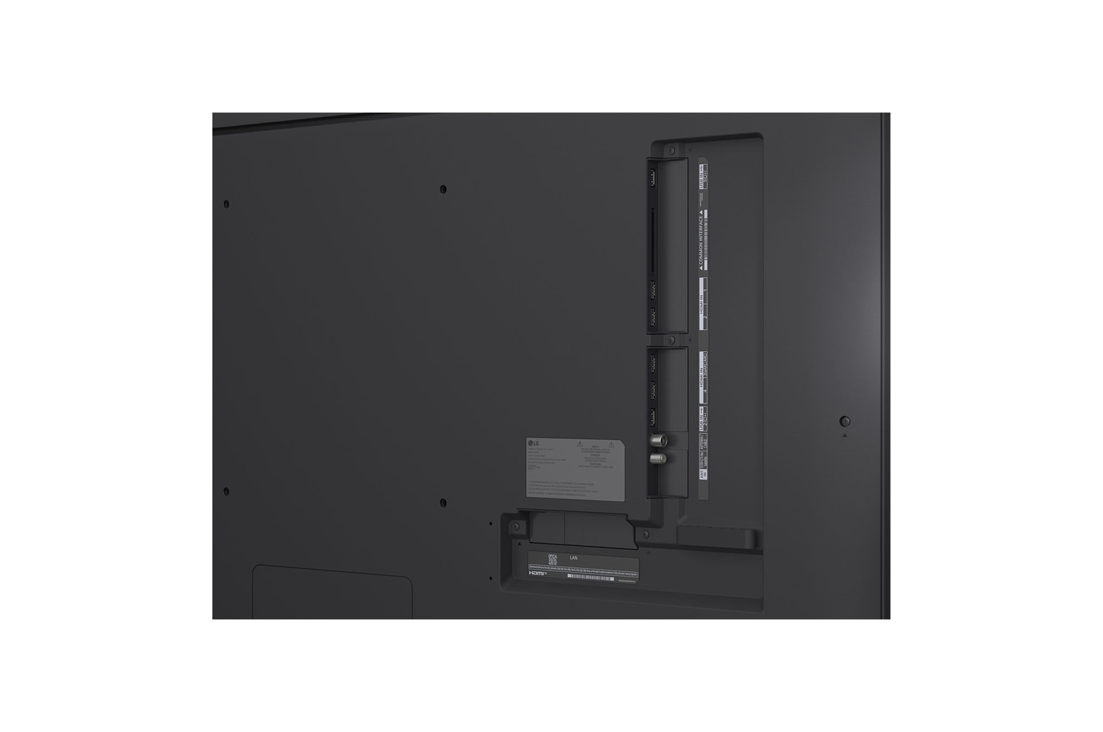 Färgstänk flyger från golvet upp i olika färger. Intertrek-certifiering för 100 % färgvolym till DCI-P3. Titeln handlar om LG:s nya och unika breda färgomfångsteknik som låter dig se levande färger på din skärm.