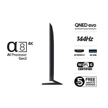 Vy från vänster av LG QNED evo QNED93 TV.