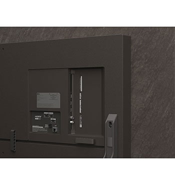 En färgglad papegoja i ultrahög upplösning mot en svart bakgrund. Vattendroppar svävar i luften runt den. Bilden visar Perfect Color eftersom varje nyans på papegojans kropp är levande och intensiva. Den mörka bakgrunden med de detaljerade vattenstänken framhäver även hur skärmen är reflektionsfri. Olika logotypcertifikat från UL och Intertek syns. Dessa hänvisar till 100 % färgåtergivning och 100 % färgvolym och att skärmen är reflektionsfri. Text syns också, kontrollera Perfect Color-certifieringsmärket.