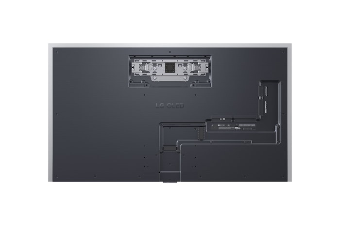 Närbild av en LG OLED TV-skärm som visar hur AI Search fungerar. Ett litet chattfönster är öppet som visar hur användaren frågade efter vilka sportspel som är tillgängliga. AI Search svarar via chatt och genom att visa miniatyrer av tillgängligt innehåll. En uppmaning att fråga Microsoft Copilot visas också.