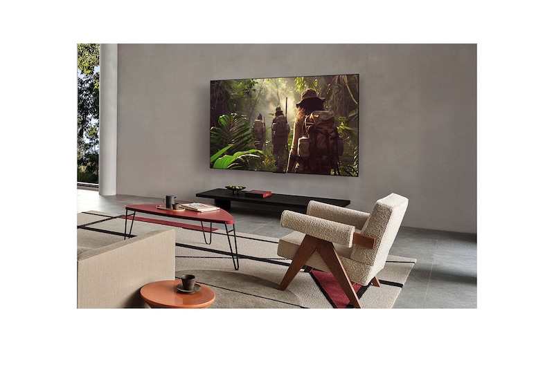 LG AI Magic Remote med AI-knappen markerad. Runt den visas de olika funktionerna som en användare kan komma åt från knappen. AI Voice ID, AI Search, AI Chatbot, AI Concierge, AI Picture Wizard, AI Sound Wizard. Texten förklarar att LG AI Magic Remote kompletterar din AI-upplevelse med en dedikerad AI-knapp och kan användas som en virtuell mus. Peka och klicka.