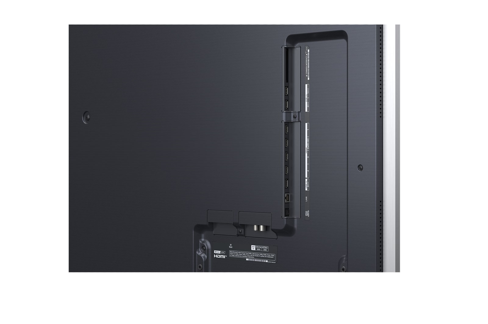 LG AI Magic Remote framför en LG TV-skärm. På skärmen visas en personlig hälsning från LG AI med anpassade nyckelord baserade på användarens sök- och visningshistorik. Vid fjärrkontrollen visas en ikon och etikett som visar att AI Concierge-funktionen är lättillgänglig med ett kort tryck på AI-knappen.