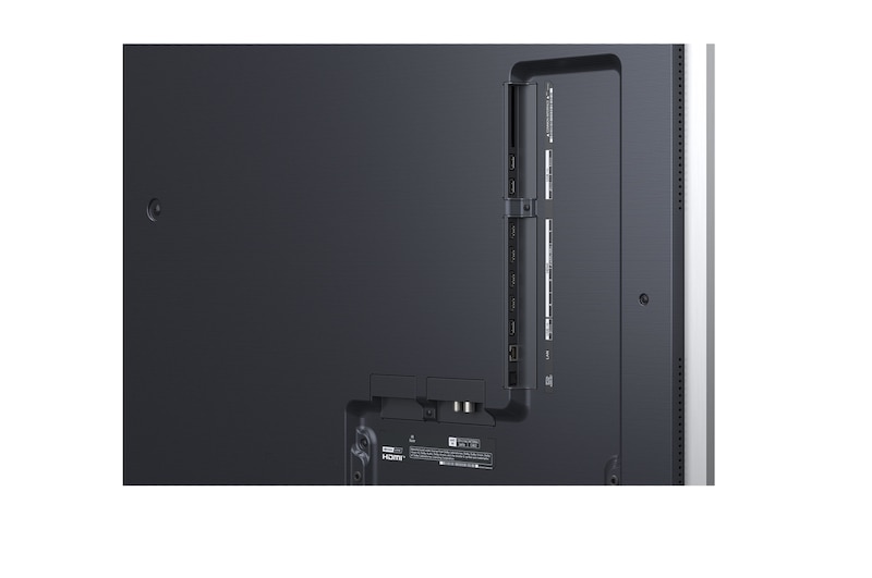 LG AI Magic Remote framför en LG TV-skärm. På skärmen visas en personlig hälsning från LG AI med anpassade nyckelord baserade på användarens sök- och visningshistorik. Vid fjärrkontrollen visas en ikon och etikett som visar att AI Concierge-funktionen är lättillgänglig med ett kort tryck på AI-knappen.