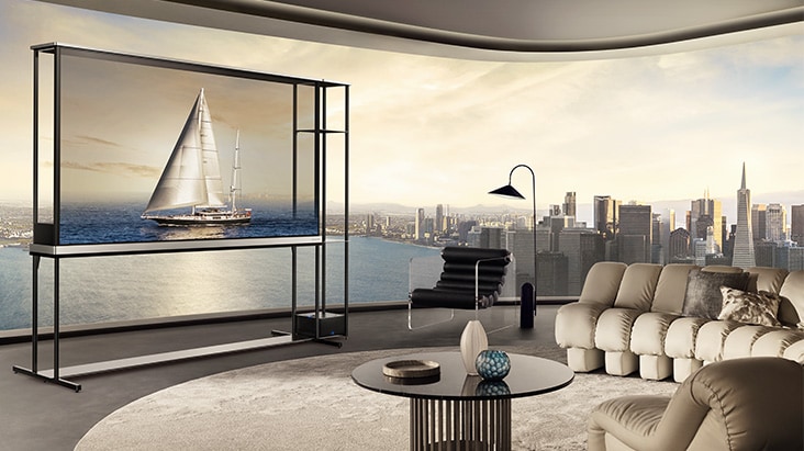 LG OLED T4 i en takvåning. Fönstren ser ut över staden och havet. LG OLED T4 är i transparent läge och visar en bild av en yacht. På grund av TV:ns placering och skärmens genomskinlighet ser yachten ut som om den flyter på havet utanför.