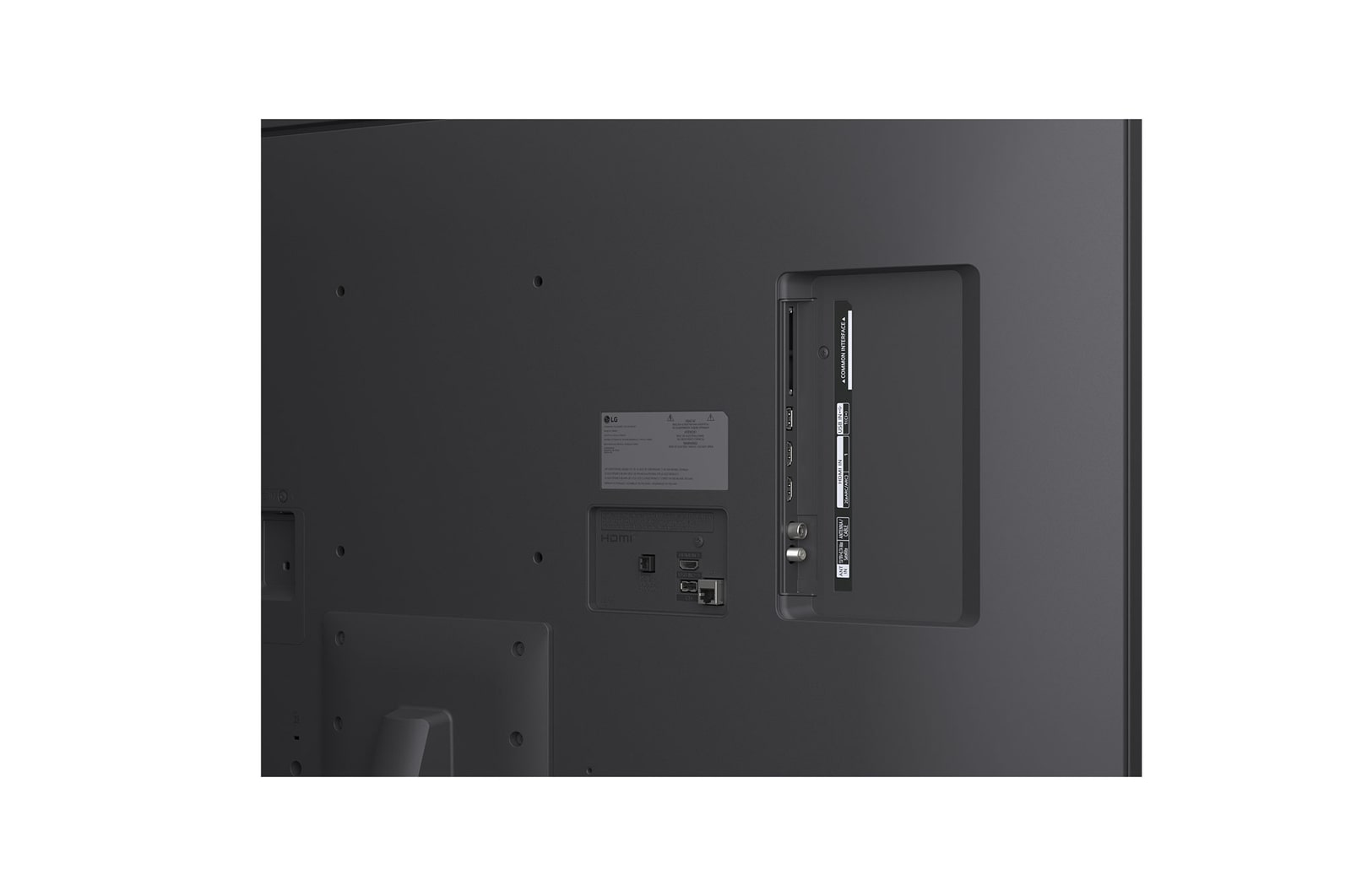 Sci-fi-innehåll spelas upp på en LG TV-skärm. På skärmen syns AI Chatbot-gränssnittet. Användaren skickade ett meddelande till chatboten och sade att skärmen är för mörk. Chatboten erbjöd lösningar på begäran. Hela scenen är även delad itu. Den ena sidan är mörkare, den andra sidan är ljusare, vilket visar hur AI Chatbot löste problemet för användaren automatiskt. Text förklarar hur Al Chatbot kan förstå användarens avsikt och tillhandahålla lösningar för felsökning.