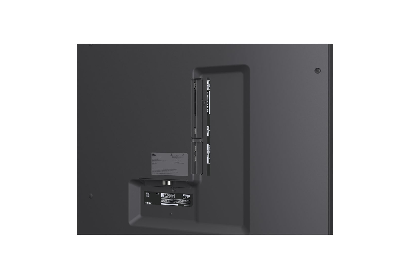 LG AI Magic Remote framför en LG TV-skärm. På skärmen visas en personlig hälsning från LG AI med anpassade nyckelord baserade på användarens sök- och visningshistorik. Vid fjärrkontrollen visas en ikon och etikett som visar att AI Concierge-funktionen är lättillgänglig med ett kort tryck på AI-knappen.