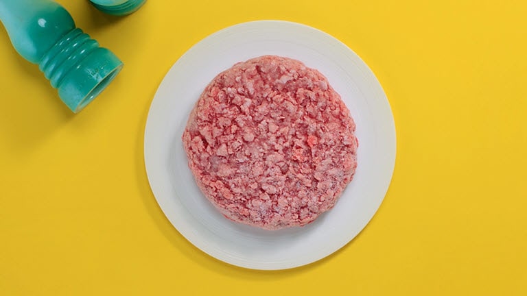 Videon visar hur kött tinas jämnare av LG NeoChef™ jämfört med kött som tinas i en vanlig mikrovågsugn.